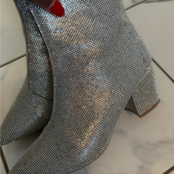 Elegant Silver Women's Shoes - Picture 3 of 7